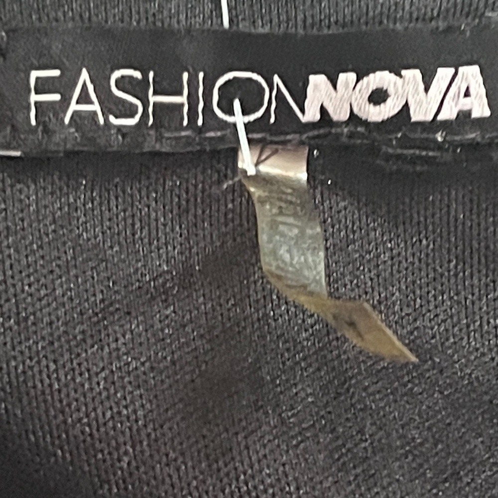 Fashion Nova Elegant Black Garment Ptp 17 inches approx top to bottom 33 inches - Picture 8 of 8